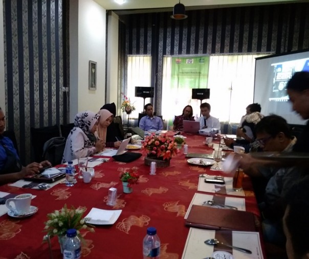 Diskusi publik dan media breefing terkait evalusi pencegahan korupsi di Provinsi Riau dan Kota Pekanbaru melalui Stranas PK (Foto: Zar/riau1.com)