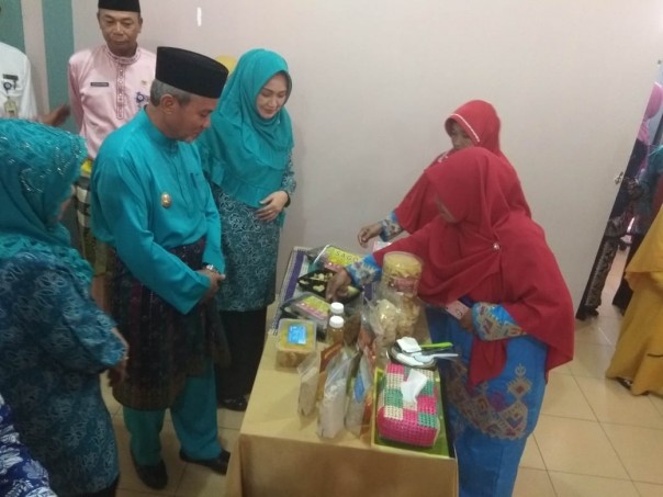 Wakil Bupati Meranti, Said Hasyim saat menilai makanan yang di perlombakan