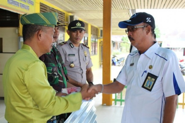 Sekban Kesbangpol Inhil, Marlis Syarif memberikan bantuan kepada para korban kebakaran Pasar Sungai Salak