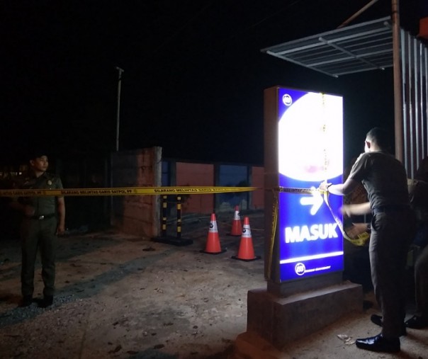 Kepala Satpol PP Pekanbaru Agus Pramono saat memimpin penyegelan ulang MBC Hotel pada 7 Juli 2019 malam. Foto: Surya/Riau1.