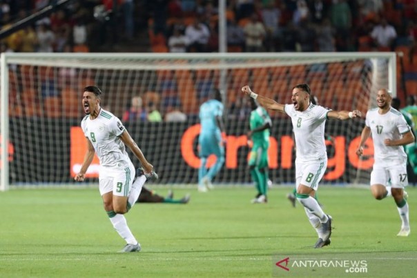 Penyerang Timnas Aljazair, Baghdad Bounedjah usai mencetak gol ke gawang Senegal, Sabtu dini hari WIB. 