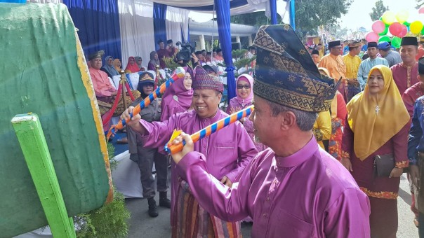 Bupati dan Wakil Bupati Meranti Lepas Pawai Taqruf MTQ Ke-XI Tingkat Kabupaten Meranti 2019