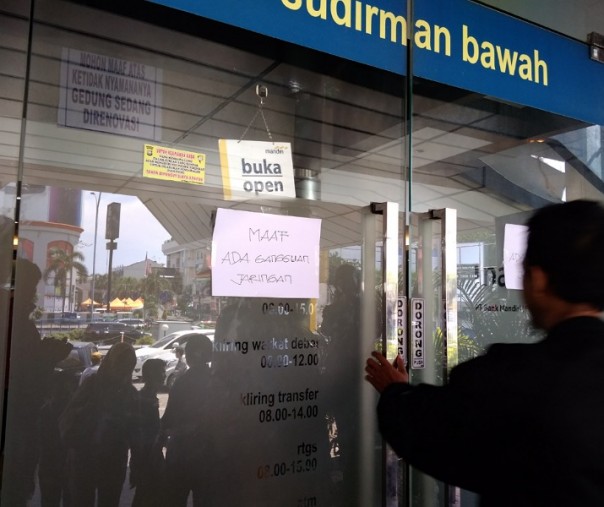 Nasabah mendatangi Bank Mandiri Jalan Jenderal Sudirman (Foto: Zar/Riau1.com)