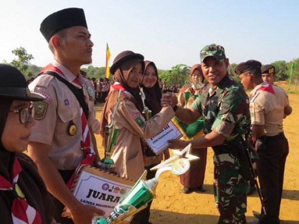 Dandim 0313/KPR, Letkol Inf Aidil Amin memberikan hadiah kepada peserta perkemahan Saka Wira Kartika
