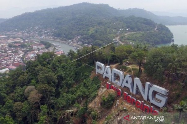 Ini pemandangan alam yang indah dari Gunung Padang, Sumatera Barat. 