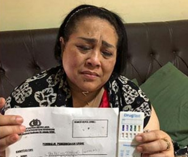 Foto komedian Nunung dengan formulir pemeriksaan urine dan test pack yang beredar pada Jumat (19/7/2019). Foto: Polda Metro Jaya.