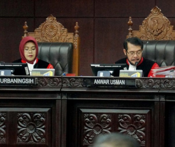 Hakim Konstitusi Enny Nurbaningsih (kiri) dan Hakim Konstitusi Anwar Usman (kanan). Foto: Kumparan.com.