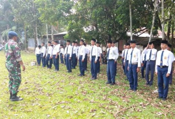 Para siswa MTsN Desa Balung mendapat pembinaan disiplin dari Babinsa dan Satgas TMMD 0313 Kampar