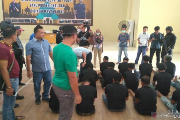 Polda Jambi menetapkan 41 tersangka dari SMB yang melakukan penyerangan terhadap Satgas Karhutla.