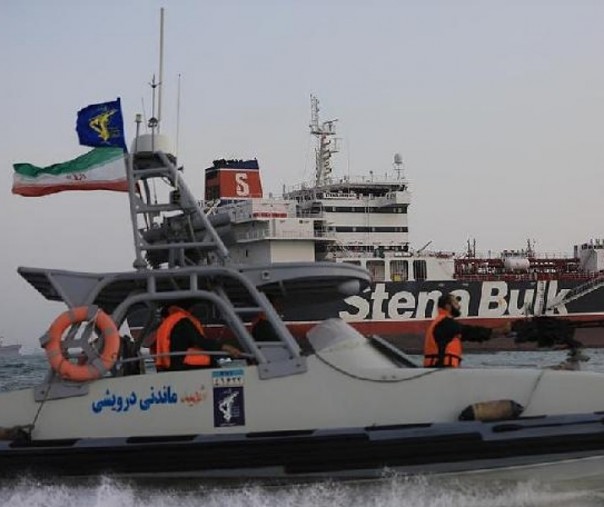 Rekaman menunjukkan sebuah bendera Iran dikibarkan di atas kapal tanker minyak, yang dikelilingi oleh tentara yang bersenjata dan bepergian dengan speedboat. Foto: Reuters.