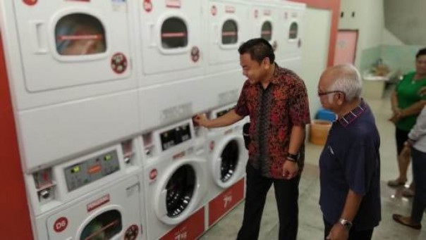 Owner The Daily Wash Laundromat Pekanbaru, Ronal saat ujicoba mesin cuci di outlet Jalan Mutiara Pekanbaru (foto: barkah/riau1.com)