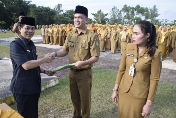 Sekdakab Kuansing, Dianto Mampanini menyerahkan SK kepada 200 PNS Kuansing