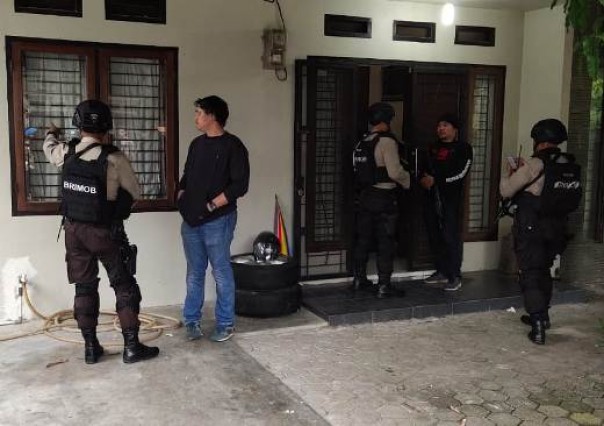 Sejumlah aparat Polda Riau saat melakukan penggerebekan di rumah gembong narkoba Satriandi di Pekanbaru