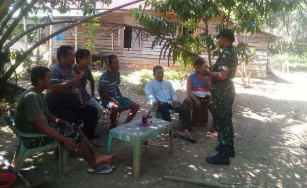 Babinsa Koramil 14/Kepenuhan memberikan sosialisasi karlahut kepada warga Desa Pekan Tebih, Kecamatan Kepenuhan Hulu