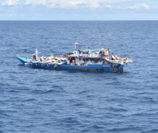 Kapal ikan Indonesia yang ditangkap karena diduga mempekerjakan warga negara asing. Foto: Kementerian Kelautan dan Perikanan.