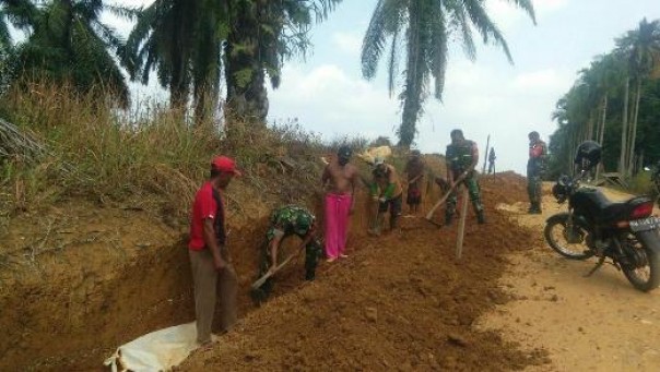 Anggota Koramil 08/Tandun gotong royong bersama warga di Rohul