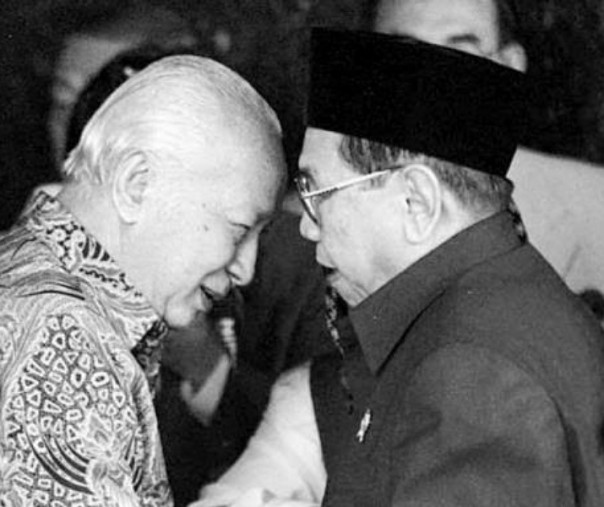 Gusdur dan Soeharto bersalaman (Foto: Istimewa/Internet)