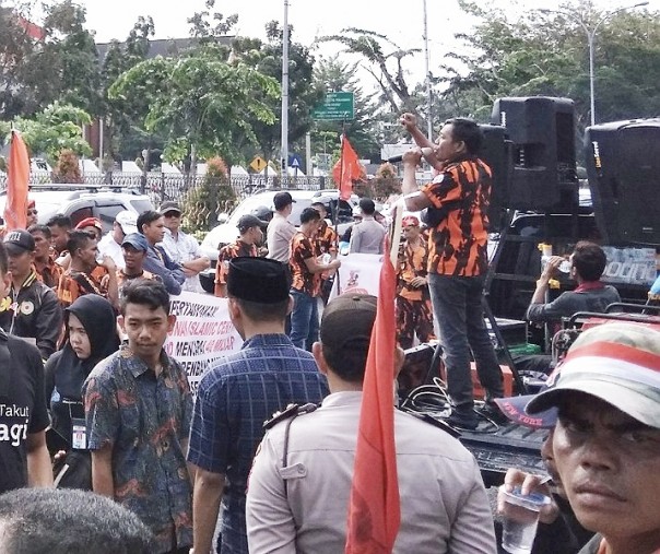 Aksi unjuk rasa Pemuda Pancasila di Depan Polda Riau (Foto: Zar/Riau1.com)