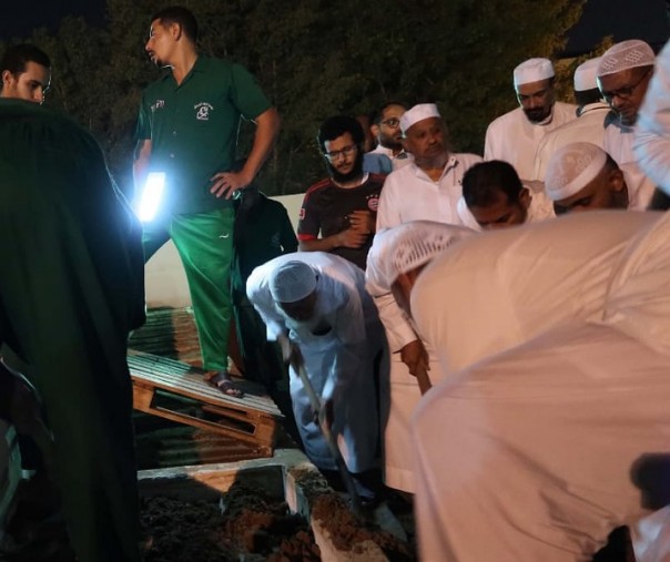 Suasana pakaian jenazah jemaah haji asal Kabupaten Indramayu, Jawa Barat, Supardjo Rata Ilyas (Foto: Istimewa/ haji.kemenag.go.id)
