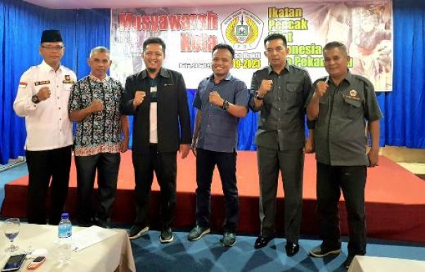 Ketua Pengcab IPSI Kota Pekanbaru, Zulfahmi Adrian (dua dari kanan) bersama sejumlah pengurus IPSI dan Ketua KONI Kota Pekanbaru, Anis Murzil