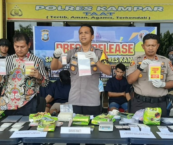 Kapolres Kampar dan jajarannya dalam ekspose pengungkapan peredaran Narkoba.