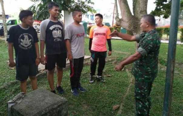 Babinsa Koramil 04/Pangkalan Kuras saat membina sejumlah pemuda yang ingin menjadi TNI
