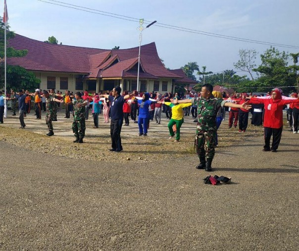 TNI AD menggelar senam bersama dengan warga di halaman Kantor Camat Tandun, Kabupaten Rokan Hulu, Jumat (26/7/19). Foto: Istimewa.