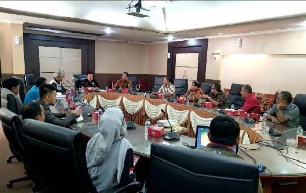 Kepala Dispora Kota Pekanbaru, Zulfahmi Adrian saat menerima kunjungan Pansus DPRD Kota Pariaman