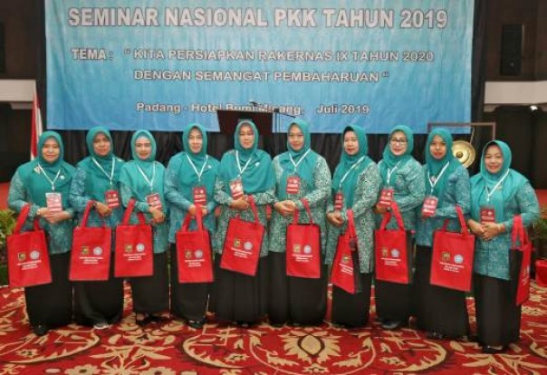 Ketua TP-PKK Kabupaten Siak, Rasidah Alfedri bersama sejumlah pengurus menghadiri Seminar Nasional PKK Tahun 2019 di Hotel Bumi Minang, Padang
