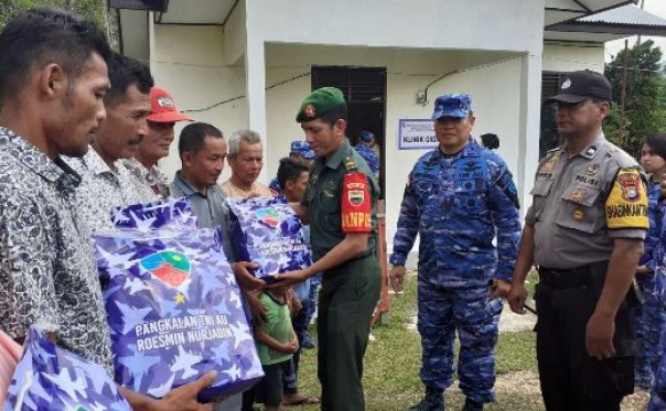 Danpos Kampar Kiri Hulu, Pelda RM Tanjung turut menyerahkan sembako kepada masyarakat dalam acara Baksos Lanud Roesmin Nurjadin di Desa Gema Kampar