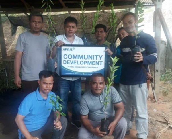 Lewat program Community Development (CD), RAPP berikan 1.700 batang bibit jeruk manis kepada Kelompok Tani Air Terjun, Desa Teluk Paman Timur