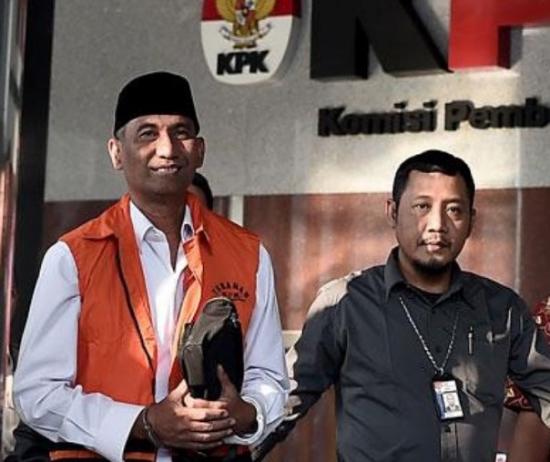 Bupati Kudus periode 2018-2023 Muhammad Tamzil (kiri) digiring petugas menuju mobil yang akan membawa ke penjara usai menjalani pemeriksaan di Gedung KPK, Jakarta, Sabtu (27/7/2019). Foto: Antara.