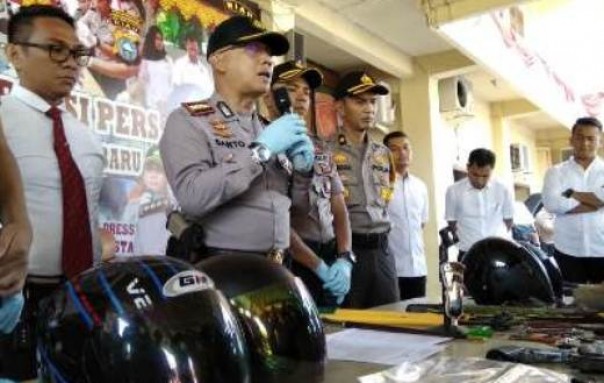 Kapolresta Pekanbaru, Kombes Pol Susanto saat ekspos pengungkapan kasus komplotan perampok spesialis minimarket di Mapolresta Pekanbaru (foto: barkah/riau1.com)
