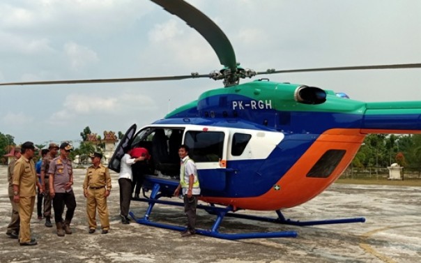 Bupati Pelalawan, HM Harris saat akan meninjau karlahut di Desa Penarikan, Langgam melalui udara dengan helikopter