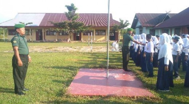 Babinsa Koramil 05 Kampar Kiri Hulu saat menjadi irup di SMPN 1 Kampar Kiri Hulu