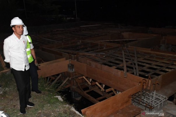 Presiden Jokowi saat meninjau perkembangan proyek dermaga di Danau Toba Sumut, Senin. 