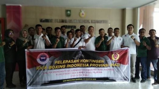 Para pengurus Pengprov KBI Riau saat pelepasan dua atlet kick boxing Riau di Kantor KONI Riau (foto: barkah/riau1.com)