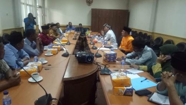 Sejumlah masyarakat Desa Wonosari mendatangi DPRD Bengkalis menyerahkan proposal usulan pemekaran desa