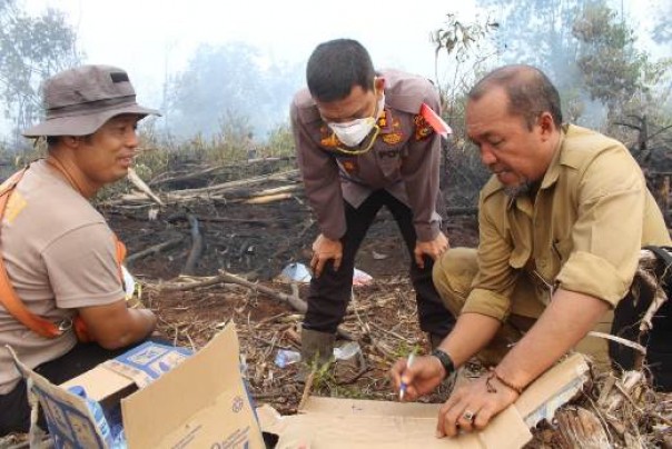 Tim Satgas Karlahut Pelalawan saat memetakan titik api