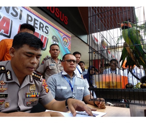 Direktur Reskrimsus Polda Riau Kombes Gidion saat jumpa pers pengungkapan kasus penjualan satwa dilindungi (Riau1)