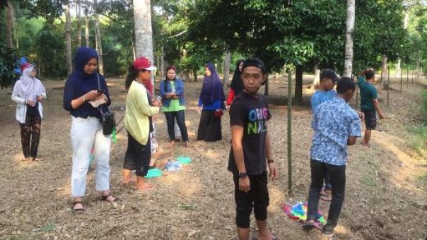 Panitia bergotong-royong membersihkan area lokasi Kendurian 2019 di Desa Simpang Ayam, Bengkalis