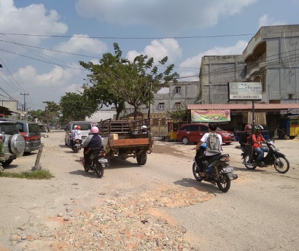 Kondisi Jalan Darma Bakti, Sigunggung, Kecamatan Payung Sekaki, beberapa hari lalu. Foto: Surya/Riau1.