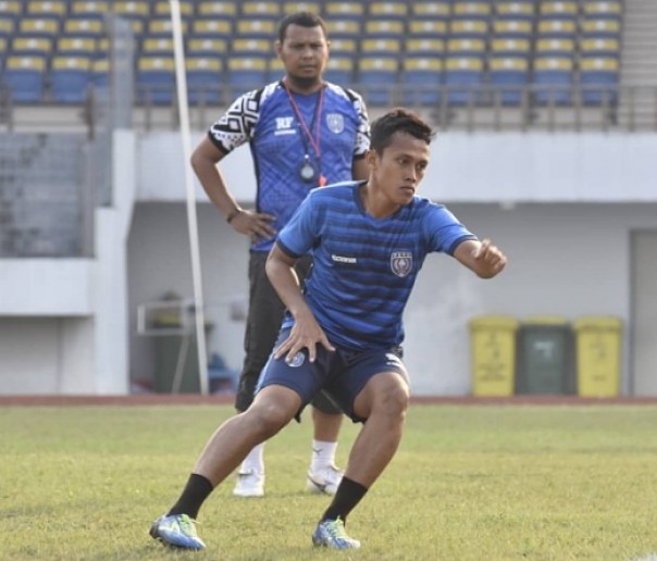 Pelatih Kepala PSPS Riau, Coach Raja Faisal memimpin latihan pemain PSPS Riau jelang laga kandang menjamu PSCS Cilacap di Stadion Kaharuddin Nasution Rumbai Pekanbaru