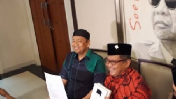 Kader PDIP Kapitra Ampera (kiri) dan Sekjen PDIP Hasto Kristiyanto (kanan). 