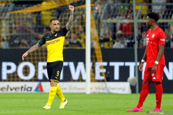 Penyerang Borussia Dortmund, Paco Alcacer selebrasi usai mencetak gol ke gawang Bayern Munchen, Minggu. 
