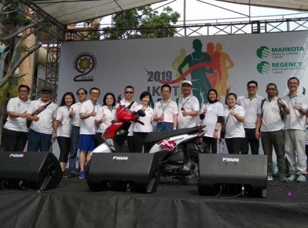 Jajaran pengurus IKPTB dan Direksi Mahkota Medical Center saat pemberian doorprize sepeda motor kepada peserta MaRe Famili Fun Run 2019 (foto: barkah/riau1.com)