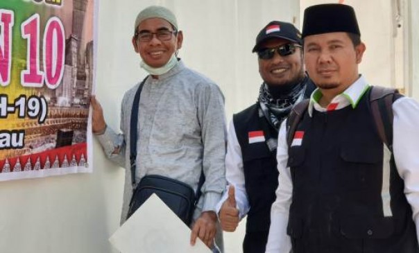 Bupati Kuansing, Mursini bersama Tim TPHD memasang spanduk di Arafah dan Mina