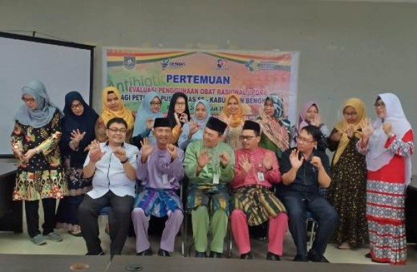 Diskes Bengkalis dan para peserta kegiatan evaluasi penggunaan obat rasional bagi petugas Puskesmas