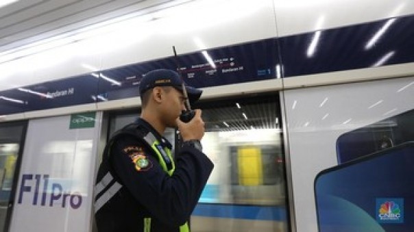 Ilustrasi Petugas di stasiun MRT Jakarta.
