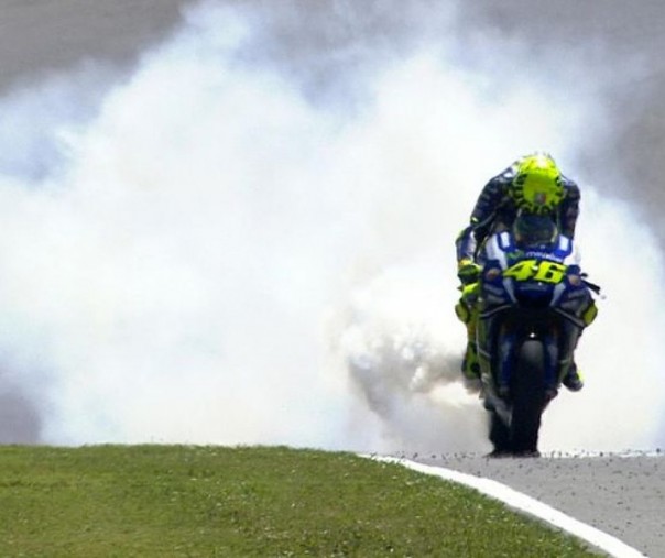 Sepeda motor Valentino Rossi mengeluarkan asap (Foto: Istimewa/Internet)